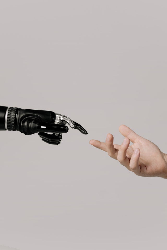 le doigt du robot veut toucher le doigt de l'homme