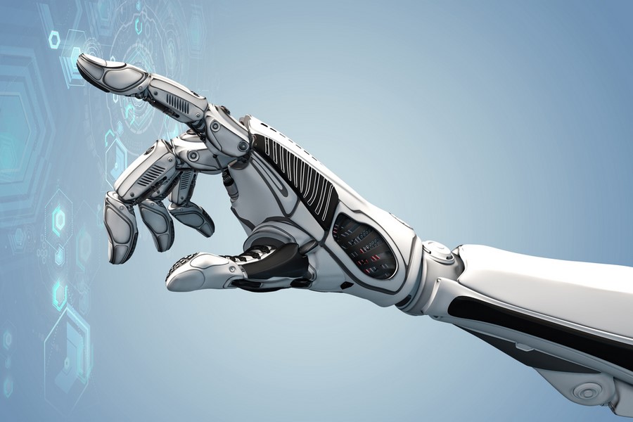 La main d'un robot touche un écran tactile.